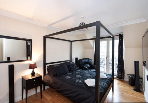 Picture of Ratcliffe Terrace Apartment Sleep 10, Lothian, Scotland - four poster spacious bedroom with ensuite. Picture of Ratcliffe Terrace Apartment Sleep 10, Lothian, Scotland - four poster spacious bedroom with ensuite.
