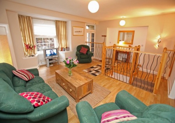 Picture of Niddry Street South 2, Old Town, 170 metres from Royal Mile, Lothian, Scotland - lounge, showing entrance door Picture of Niddry Street South 2, Old Town, 170 metres from Royal Mile, Lothian, Scotland - lounge, showing entrance door