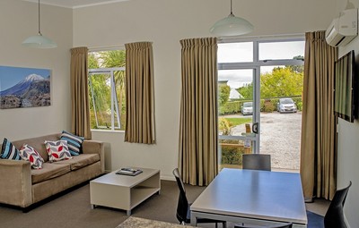 taupo-accommodation-chalet-two-bedroom-living-area