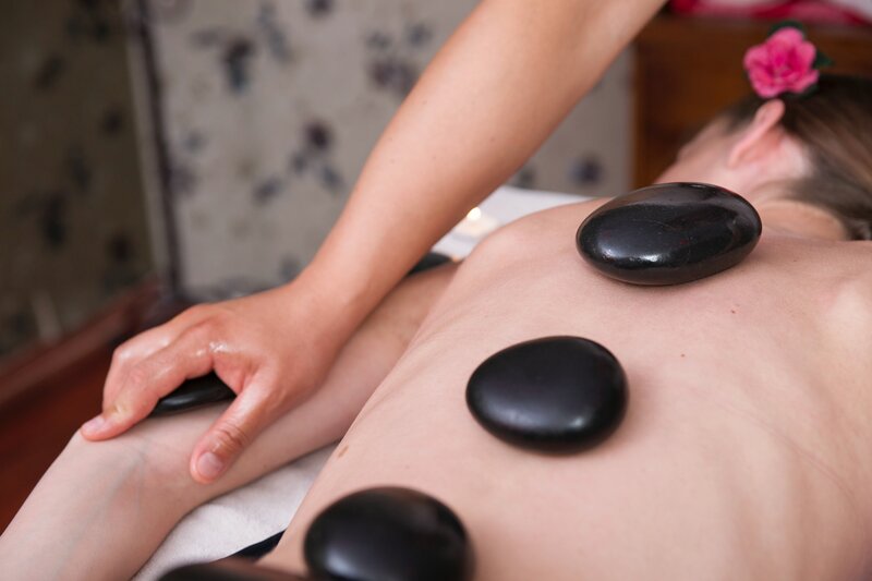 Hot stone massage (© engin akyurt on Unsplash)