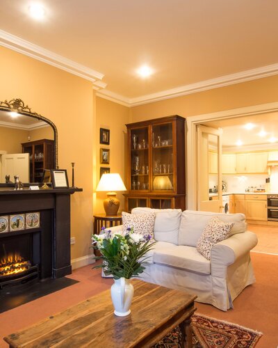 City Break Let With High Speed Internet - Doors connect the kitchen and living room for a wonderful flow between the rooms (© The Edinburgh Address)