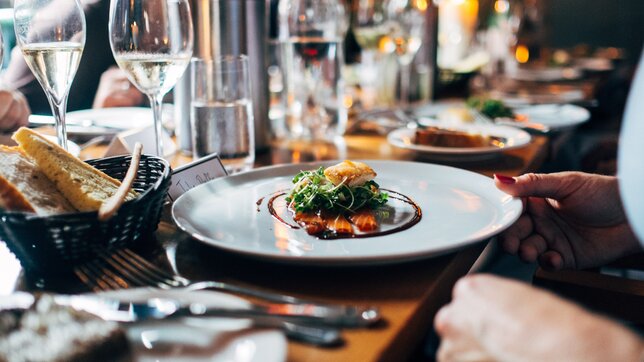 Image of restaurant table with food and drink (© Jay Wennington on Unsplash)
