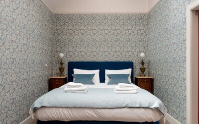 Modern Bedroom In a Vacation Rental - Elegantly designed bedroom featuring a comfy super king-sized bed, plush linens, and sophisticated décor