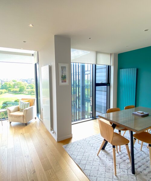 Living room/dining - Stylish open-plan livingroom/dining room featuring floor to ceiling windows with amazing views over the park and city at Edinburgh self catering apartment.