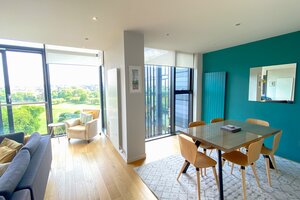 Living room/dining - Stylish open-plan livingroom/dining room featuring floor to ceiling windows with amazing views over the park and city at Edinburgh self catering apartment.