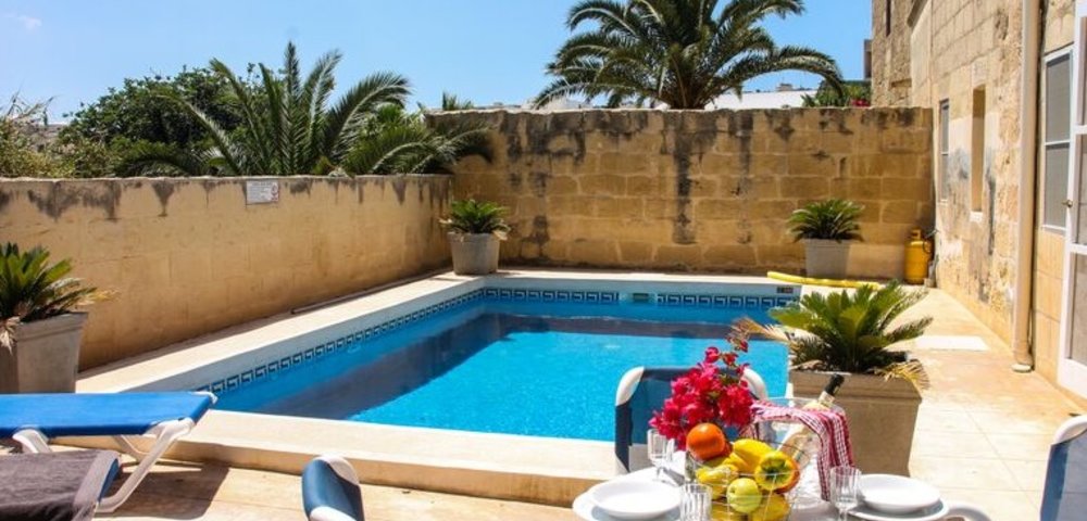 Villa in Gozo with a private pool - Private pool with a view and table