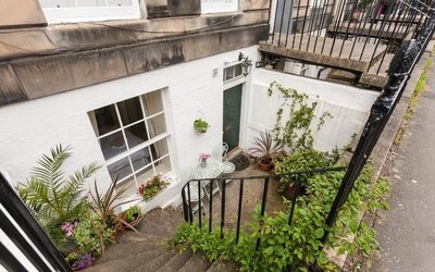 Courtyard - Steps to front door