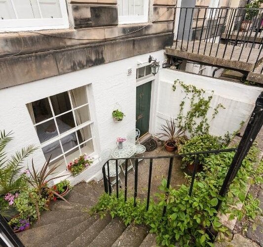 Courtyard - Steps to front door