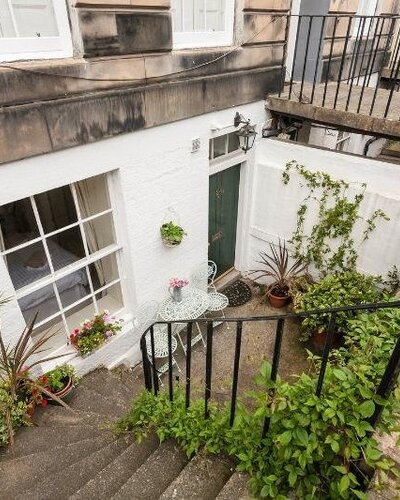 Courtyard - Steps to front door