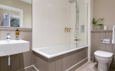 e3dbbb29-d7d3-46fd-8c7e-ab450103b14a - Stylish bathroom