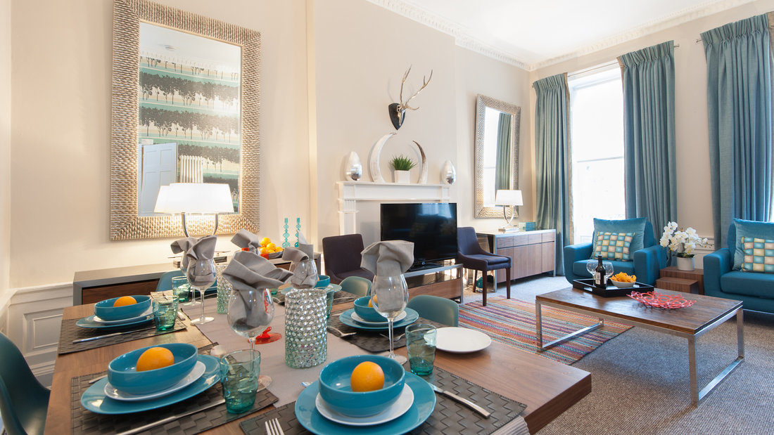South Charlotte Street 1 - Spacious family living and dining room in Edinburgh holiday let