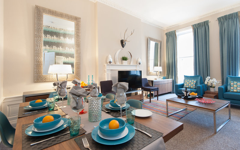 South Charlotte Street 1 - Spacious family living and dining room in Edinburgh holiday let