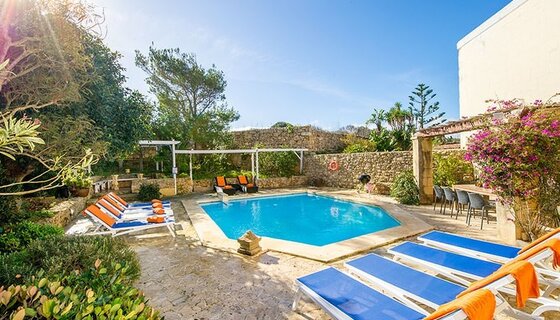 5 bedroom holiday villas in Gozo, Malta - Blue and white sun loungers facing a clean blue pool under a clear bright sky. (© Sulda Brill) 5 bedroom holiday villas in Gozo, Malta - Blue and white sun loungers facing a clean blue pool under a clear bright sky. (© Sulda Brill)
