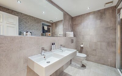 3-web-or-mls-242 West George Street Ground Flat CAMPBELL_38 - Stunning spacious bathroom