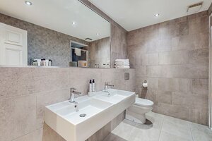 3-web-or-mls-242 West George Street Ground Flat CAMPBELL_38 - Stunning spacious bathroom