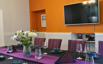 Stylish Dining Area – Perfect for Group Meals - Bright and inviting dining space ideal for shared meals, whether hosting colleagues, visiting family or enjoying a city break with friends in Edinburgh.