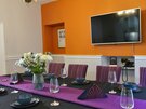 Stylish Dining Area – Perfect for Group Meals - Bright and inviting dining space ideal for shared meals, whether hosting colleagues, visiting family or enjoying a city break with friends in Edinburgh.