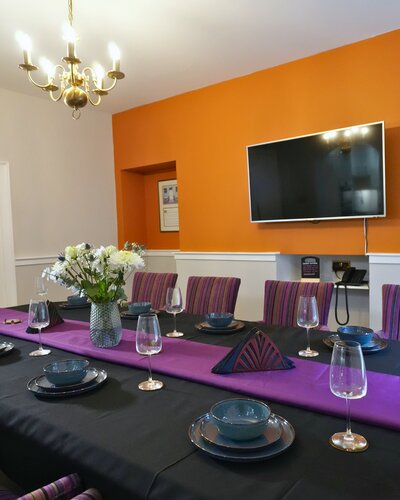 Stylish Dining Area – Perfect for Group Meals - Bright and inviting dining space ideal for shared meals, whether hosting colleagues, visiting family or enjoying a city break with friends in Edinburgh.