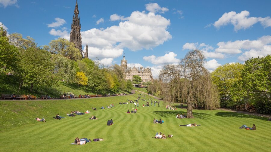 Princes Street Gardens, Edinburgh (© Visit Scotland)