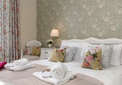 Bright and Spacious Bedroom in Edinburgh