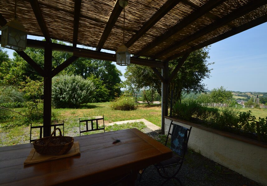 Espace terrasse, table et chaises vue campagne