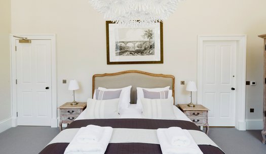 Master Bedroom with En-Suite (© The Edinburgh Address)
