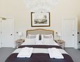 Master Bedroom with En-Suite (© The Edinburgh Address)