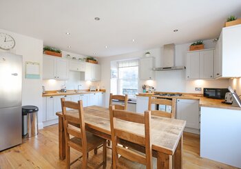 The Botanics Residence - Impressive kitchen, dining area with all the mod cons in Edinburgh self catering holiday home.