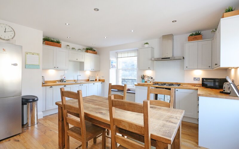 The Botanics Residence - Impressive kitchen, dining area with all the mod cons in Edinburgh self catering holiday home.