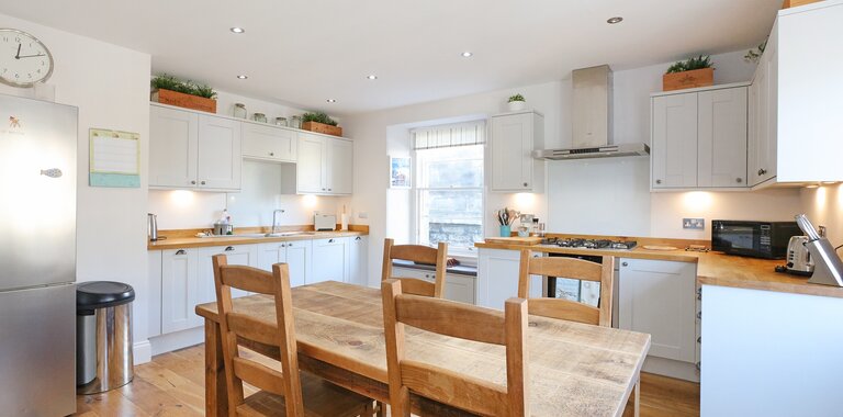 The Botanics Residence - Impressive kitchen, dining area with all the mod cons in Edinburgh self catering holiday home.