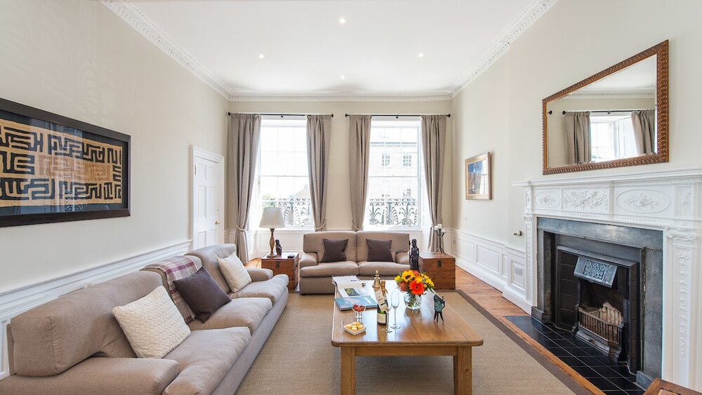 Lounge Area in a Self-Catered Apartment - Large living room for a comfortable stay in Edinburgh (© The Edinburgh Address)