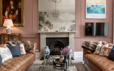 Lounge in a Holiday Rental in Scotland - Cosy living room with a warm ambiance, high-speed internet, and ample space for families of University of Edinburgh graduates