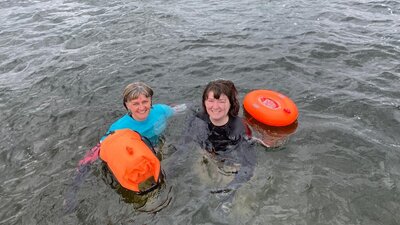 swimming in windermere - Mum and daughter wild swimming in Windermere (© www.windermerestays.co.uk)