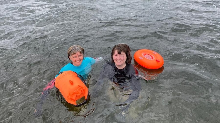 swimming in windermere - Mum and daughter wild swimming in Windermere (© www.windermerestays.co.uk)