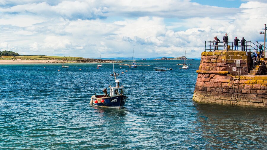 North Berwick Harbour - A boat sails into North Berwick Harbour (© Visit Scotland) North Berwick Harbour - A boat sails into North Berwick Harbour (© Visit Scotland)