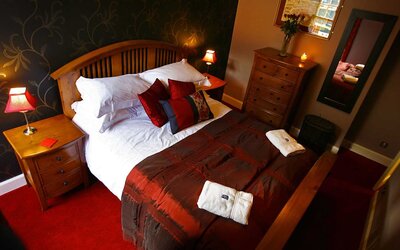 Ladystairs bedroom with kingsize bed - Ladystairs bedroom with a kingsize bed and wall mounted lcd tv with built in dvd player. 