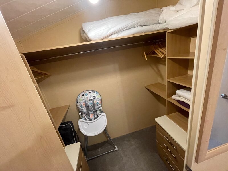 98495F27-0A9C-4B2C-94DD-DE0824F684F3