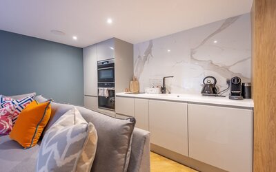 6c5060c4-a192-474d-a8c1-af1100dbb49f - Superb open-plan living room and a fully equipped kitchen with a clean, contemporary design.