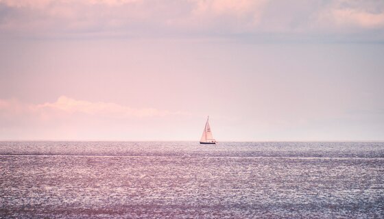 Let your troubles drift away in Ireland - A small sailing boat on the waters at sunset. (© K Mitch Hodge @ Unsplash) Let your troubles drift away in Ireland - A small sailing boat on the waters at sunset. (© K Mitch Hodge @ Unsplash)