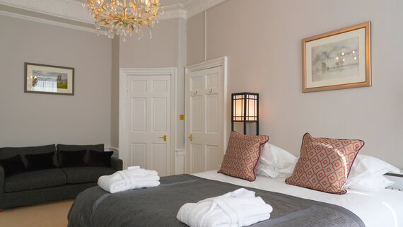 Elegant Bedroom Design – Relaxing Edinburgh Stay - Stylish furnishings and soft finishes create a calm retreat after a busy day in Edinburgh.