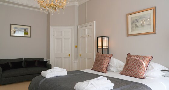 Elegant Bedroom Design – Relaxing Edinburgh Stay - Stylish furnishings and soft finishes create a calm retreat after a busy day in Edinburgh.