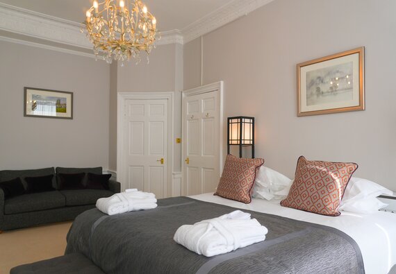 Elegant Bedroom Design – Relaxing Edinburgh Stay - Stylish furnishings and soft finishes create a calm retreat after a busy day in Edinburgh.