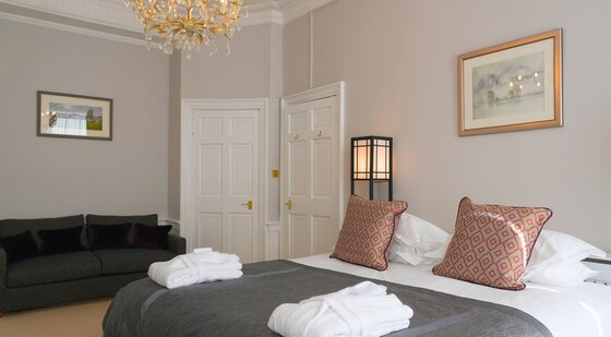 Elegant Bedroom Design – Relaxing Edinburgh Stay - Stylish furnishings and soft finishes create a calm retreat after a busy day in Edinburgh.