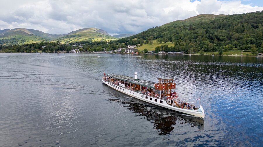 Cruising on Lake Windermere - Windermere Lake Cruise with stunning views of the surrounding fells and countryside (© Cumbria Tourism) Cruising on Lake Windermere - Windermere Lake Cruise with stunning views of the surrounding fells and countryside (© Cumbria Tourism)