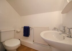 Primrose Cottage - en-suite bathroom