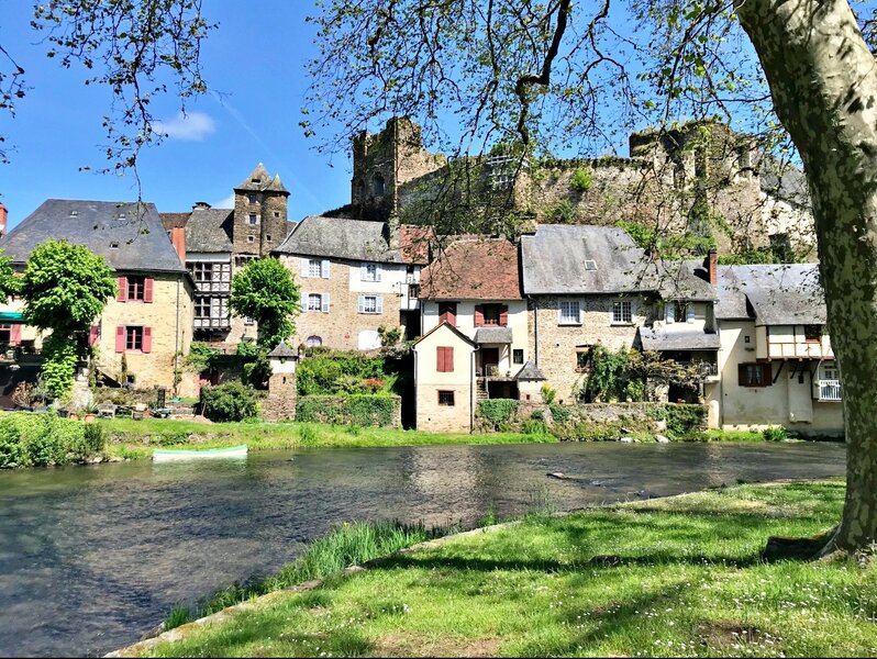 Pet friendly holiday villa, walking distance to village