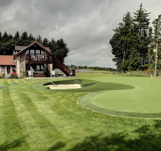 Golfing Experience in a Holiday Home - Pristine golf course, featuring rolling greens and a tranquil setting for an exceptional golfing experience