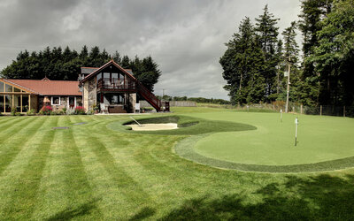 Golfing Experience in a Holiday Home - Pristine golf course, featuring rolling greens and a tranquil setting for an exceptional golfing experience