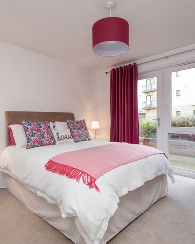 West Tollcross 3 - Double bedroom in Edinburgh holiday let with pink and blue decorative cushions and one saying "love"