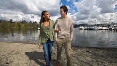 Walking by Lake Windermere - Couple enjoying a stroll on the shores of Lake Windermere, close to Bowness on Windermere in the Lakes (© Cumbria Tourism)